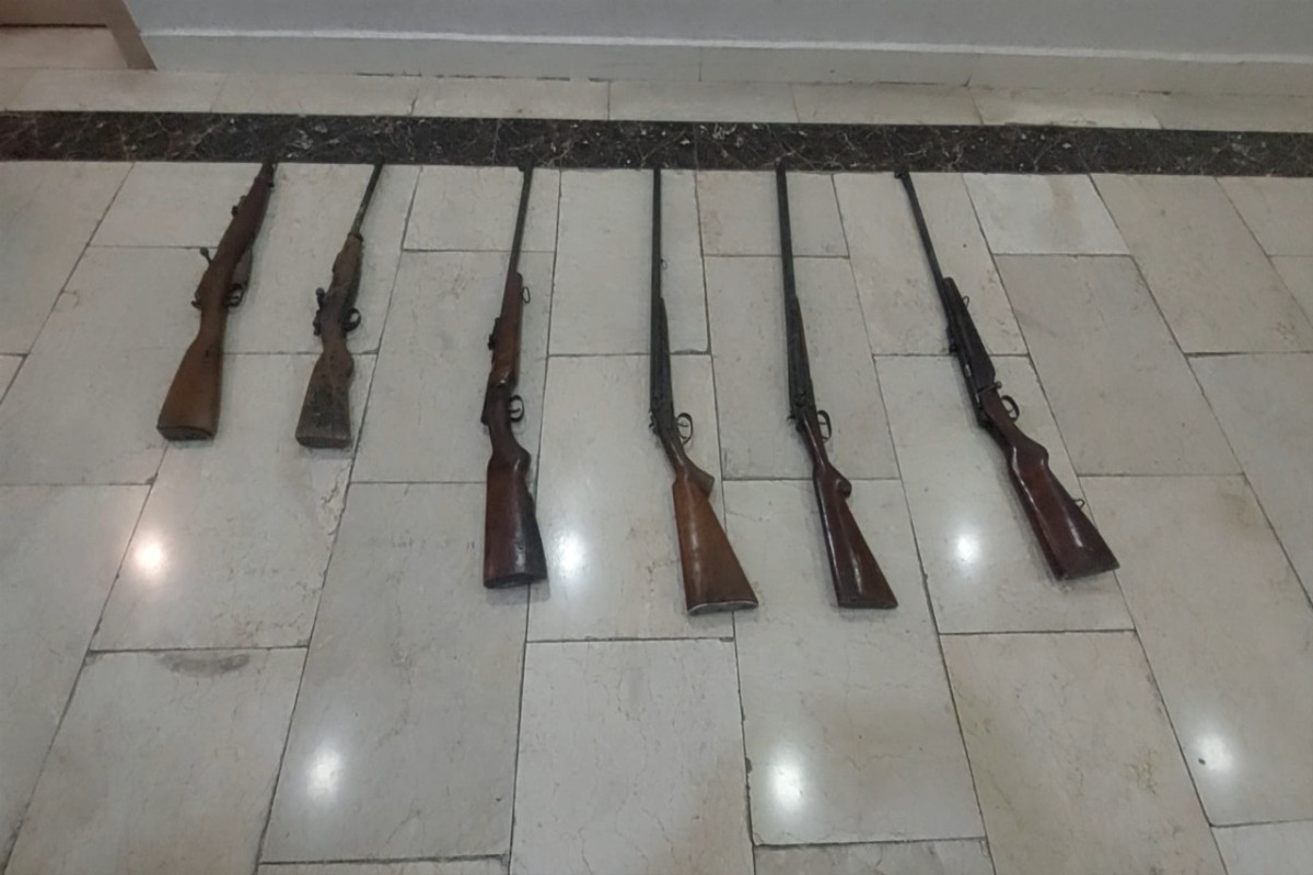 Qazaxda sakinlər qanunsuz saxladıqları ov silahlarını polisə könüllü təhvil veriblər - FOTO 