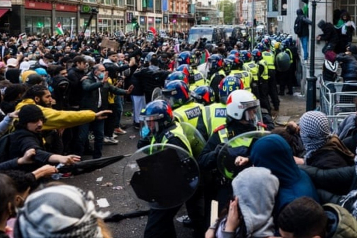Britaniyada etiraz aksiyaları zamanı 9 polis əməkdaşı yaralanıb
