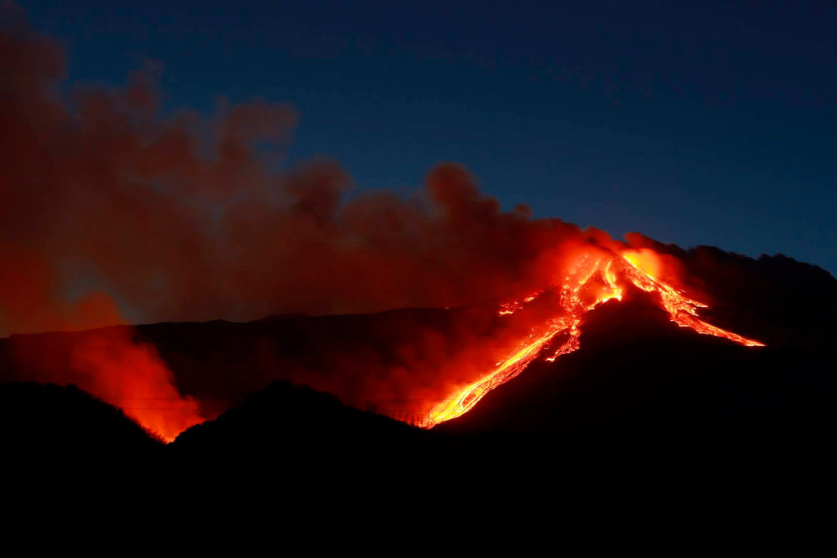 Etna vulkanı püskürüb