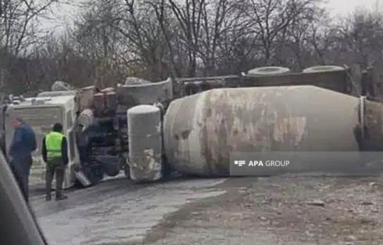 Quba-Xınalıq yolunda betonqarışdıran maşın aşıb