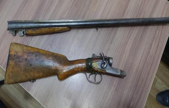 Siyəzən sakini könüllü olaraq sənədsiz silahını polisə təqdim edib