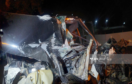 Bakıda maşın beton arakəsməyə çırpılıb, xəsarət alan var