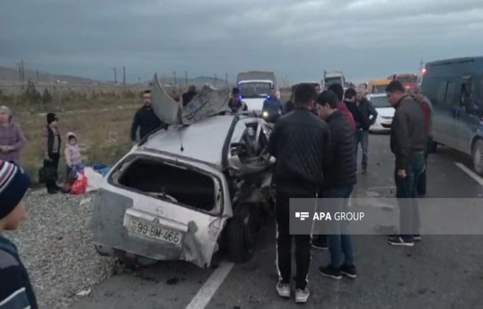 Bakı-Quba yolunda avtomobil betona çırpılıb, tıxac yaranıb - FOTO 