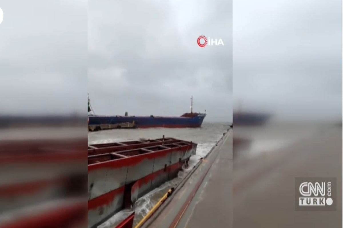 Türkiyənin Qara dəniz sahillərində fırtına yük gəmisini iki hissəyə bölüb