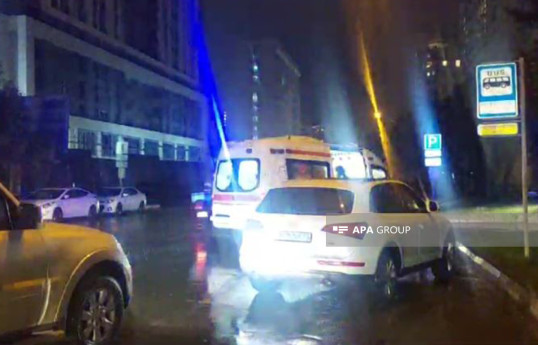 Bakıda avtomobil piyadanı vuraraq xəsarət yetirib - FOTO 