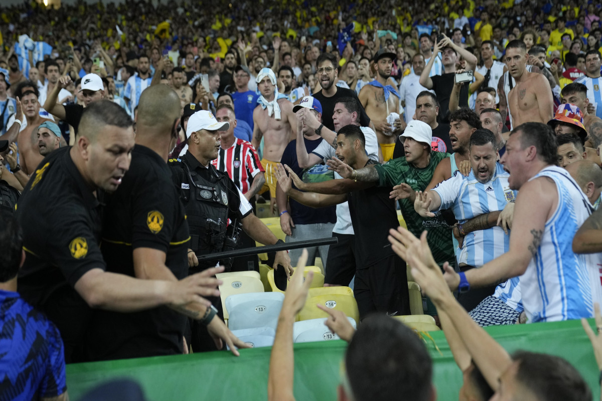 Футбольные фанаты устроили массовую драку на матче Бразилия–Аргентина-<span class="red_color">ВИДЕО