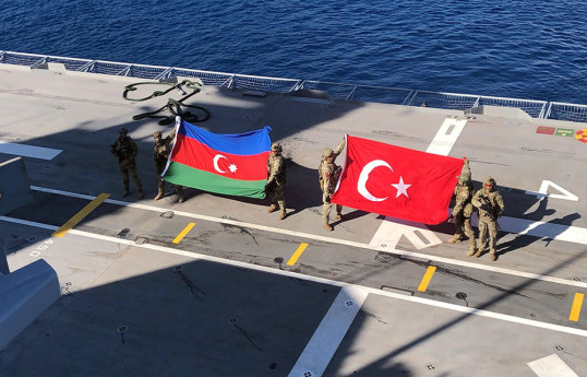 Helikopterdən gəmiyə enən xüsusi təyinatlılar Azərbaycan və Türkiyə bayraqlarını dalğalandırıblar - VİDEO 