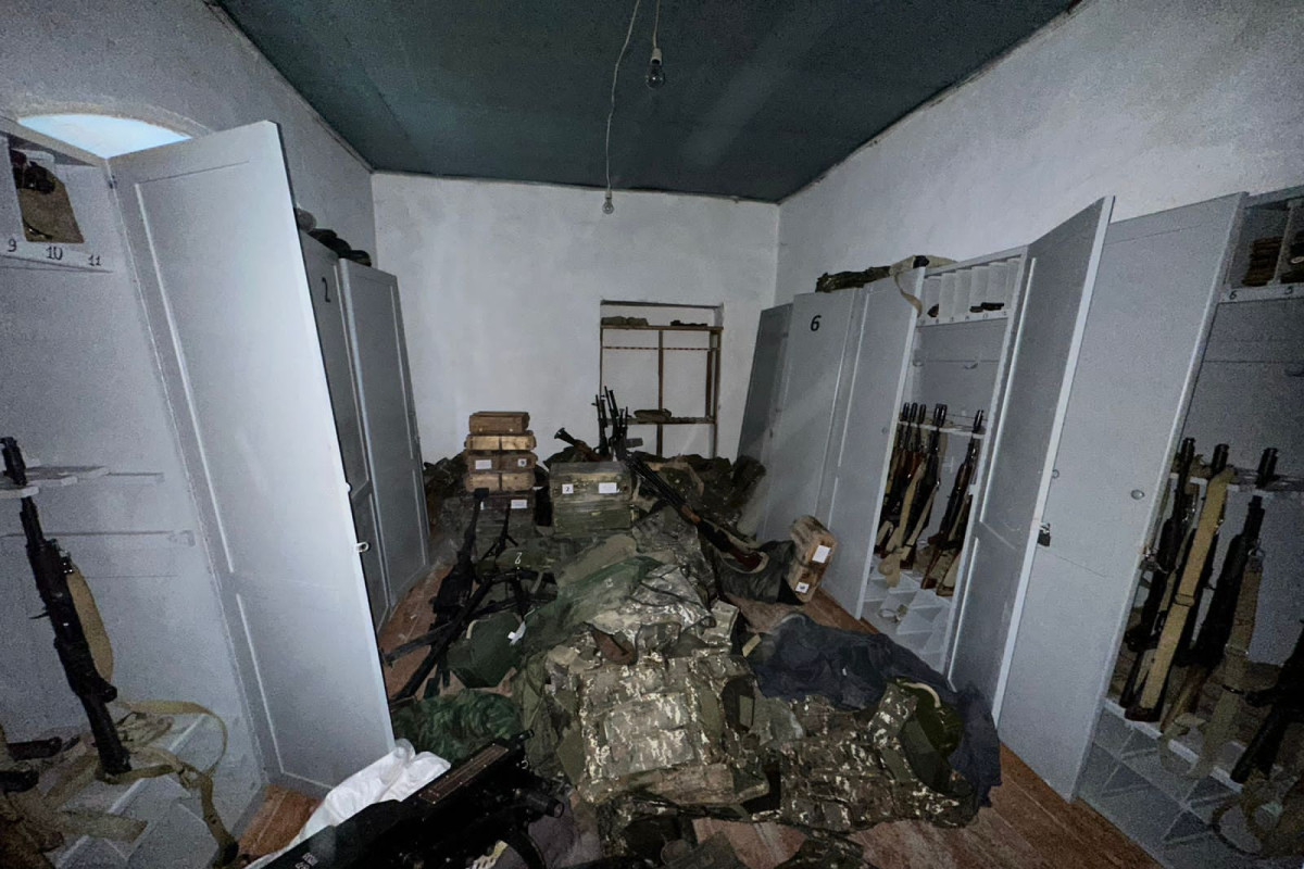 Xocalıda kitabxanadan silah-sursat aşkarlanıb - FOTO 