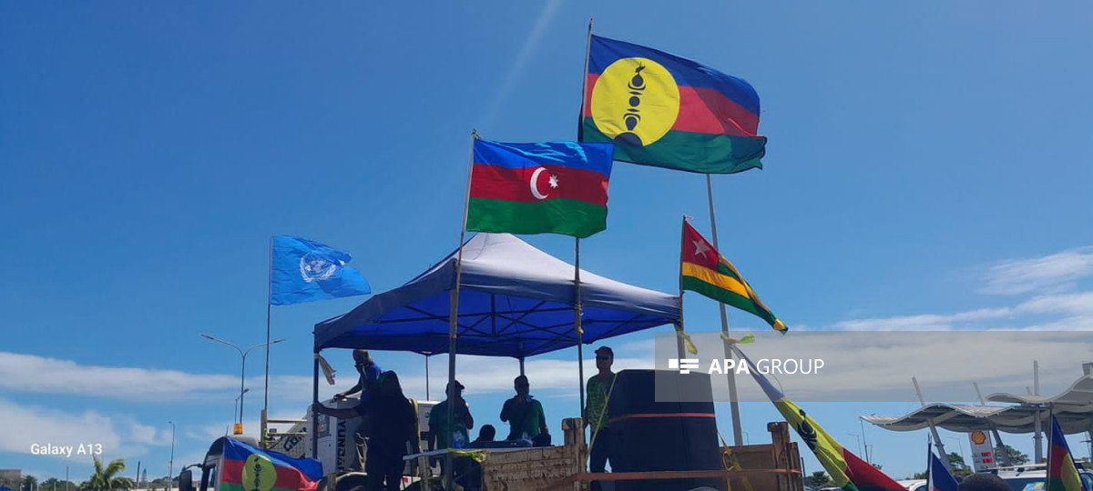 İlk dəfə: Bayrağımız Yeni Kaledoniyadakı aksiyada - VİDEO 2 Yeni Kaledoniya paytaxtında Fransa əleyhinə aksiyada ilk dəfə Azərbaycan bayrağı dalğalandırılıb - FOTO - VİDEO