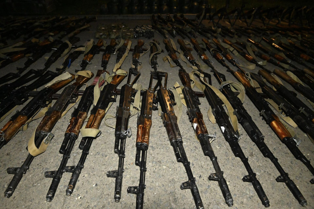 Polislər tərəfindən qanunsuz saxlanılan odlu silahlar götürülüb