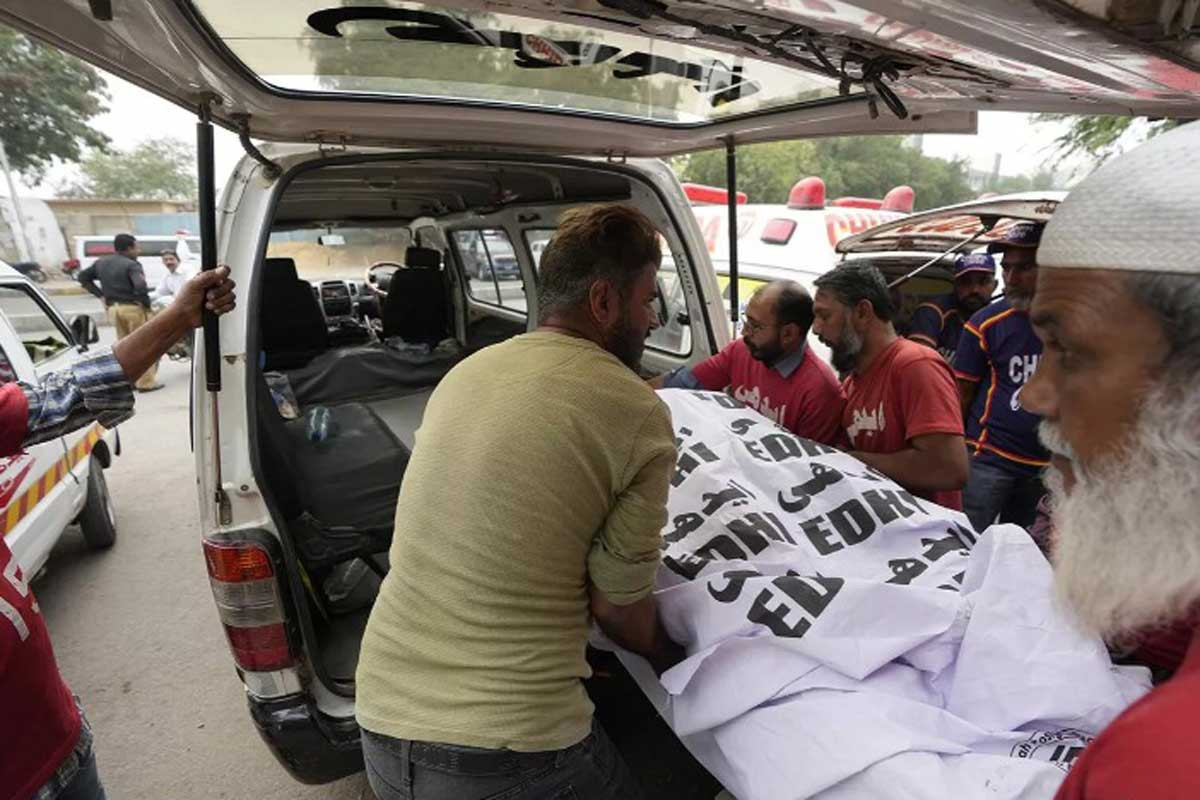 Pakistanda ticarət mərkəzində yanğın olub, 10 nəfər ölüb