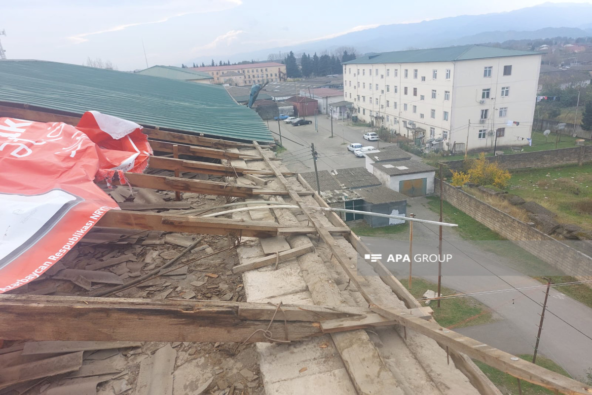 Güclü külək Astarada binanın dam örtüyünü uçurub, digər fəsadlar törədib - FOTO 