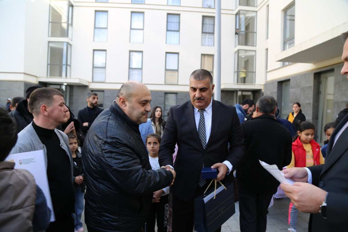 Növbəti köç karvanı Füzuliyə çatıb, mənzillərin açarları təqdim edilib - YENİLƏNİB 