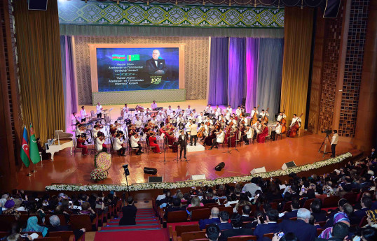 Aşqabadda Heydər Əliyevin yubileyinə həsr olunmuş foto-sərgi və konsert olub - VİDEO 