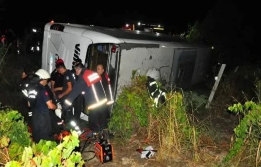 Türkiyədə avtobus qəzaya uğrayıb, 15 nəfər xəsarət alıb