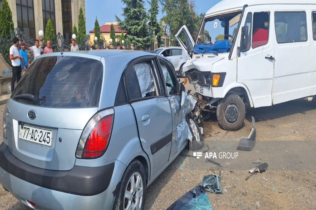 Lənkəranda mikroavtobus minik maşını ilə toqquşub, 5 nəfər xəsarət alıb - FOTO 