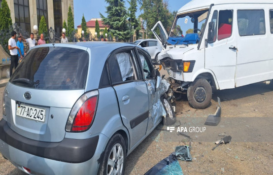 Lənkəranda mikroavtobus minik maşını ilə toqquşub, 5 nəfər xəsarət alıb - FOTO 