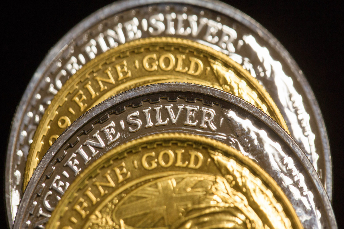 Gold and silver prices fall in world markets