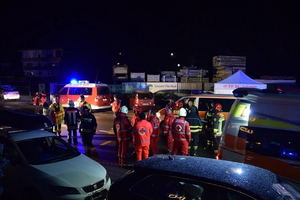 İtaliyada avtobus estakadadan aşıb, 21 nəfər ölüb