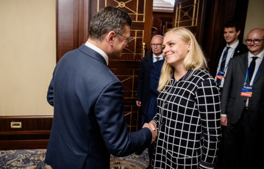 Finlandiya XIN r'hb'ri Elina Valtonen Kiyevdə ukraynalı həmkarı Dmitri Kuleba ilə görüşür