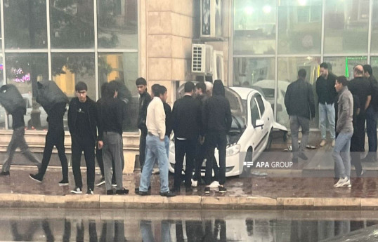 Naxçıvanda avtomobil ticarət mərkəzinə çırpılıb, xəsarət alan var - FOTO 