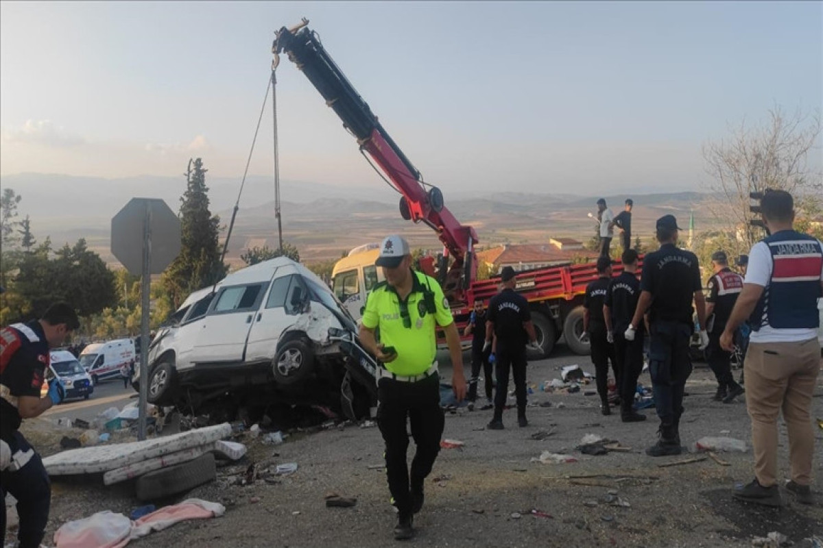 Türkiyədə əyləc sistemi nasaz olan yük maşını qəza törədib, 6 nəfər ölüb