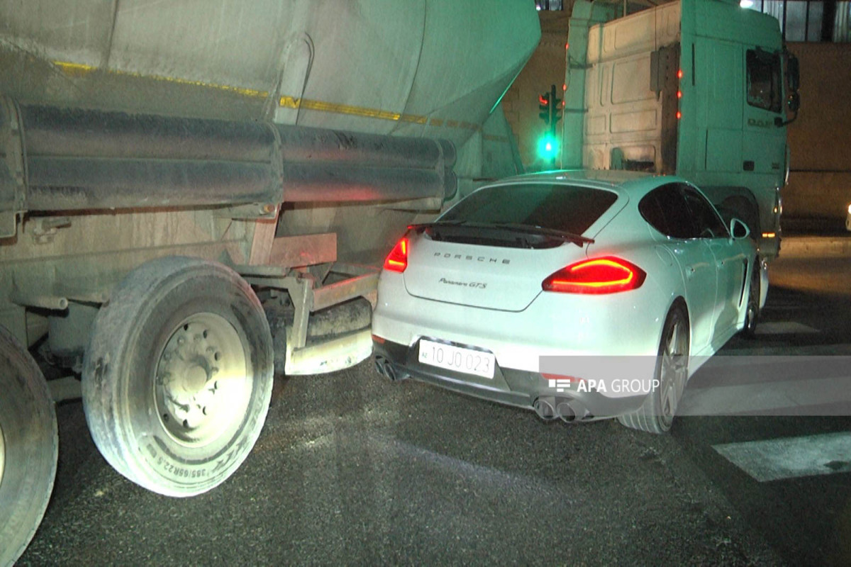 Bakıda “Porsche” yük maşını ilə toqquşub