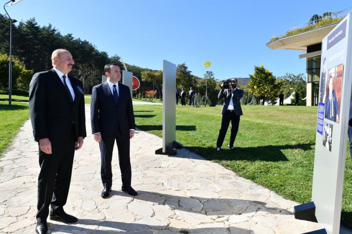 Azərbaycan və Gürcüstan liderləri Tbilisidə Heydər Əliyevin 100 illiyinə həsr edilmiş fotosərgi ilə tanış olublar - FOTO 