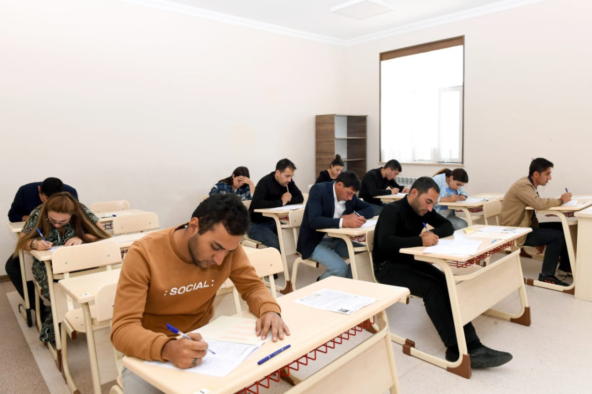 Dövlət qulluğunda inzibati icraçı vəzifələrə (B növü) aid olan vəzifə qrupları üzrə test imtahanı keçirilib