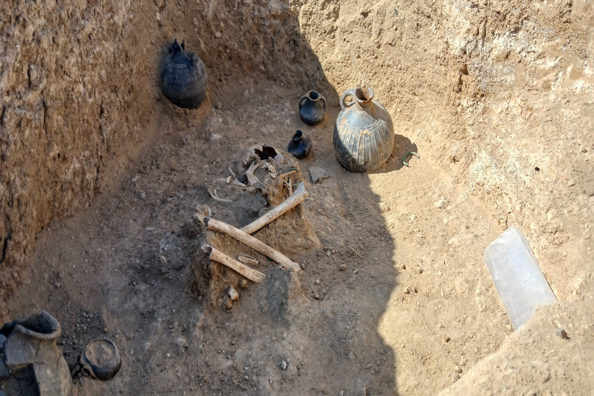 Goranboyda arxeloji qazıntılarda rəngli muncuqlar, saxsı qablar, insan skeletləri tapılıb