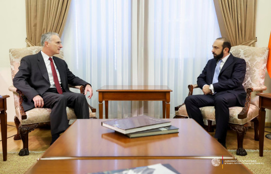 Ararat Mirzoyan Lui Bono ilə görüşüb