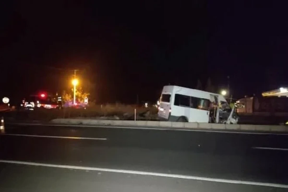 Türkiyədə mikroavtobus maşınla toqquşub, 14 nəfər xəsarət alıb