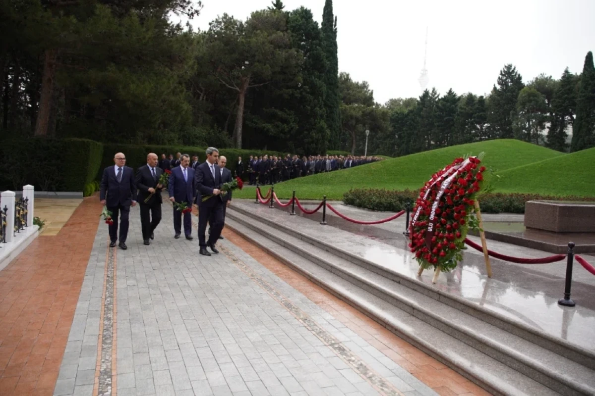 Dəmiryolçular Fəxri xiyabanı və Şəhidlər xiyabanını ziyarət ediblər - FOTO 