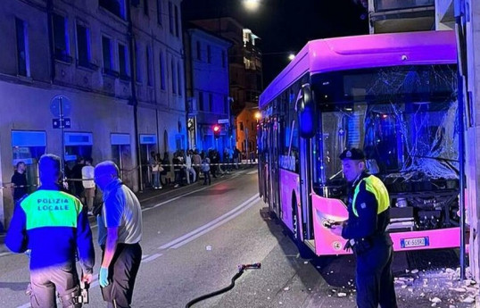 İtaliyada avtobus binaya çırpılıb, 15 nəfər xəsarət alıb