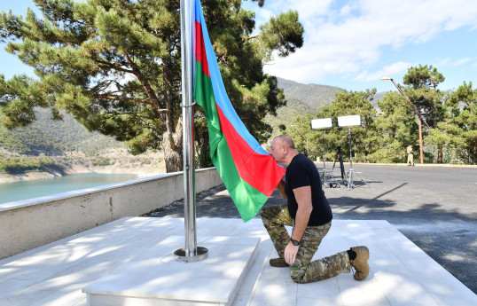 Prezident İlham Əliyev Sərsəng su anbarının ərazisində Azərbaycan Respublikasının Dövlət Bayrağını ucaldıb - FOTO  - YENİLƏNİB 