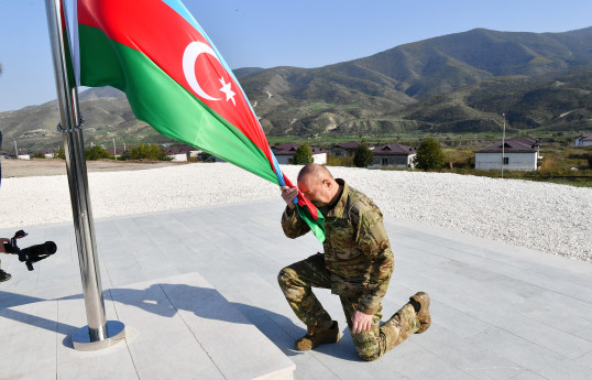 Prezident İlham Əliyev Xocalı şəhərində  Azərbaycan Respublikasının Dövlət Bayrağını ucaldıb - FOTO  - YENİLƏNİB-1 