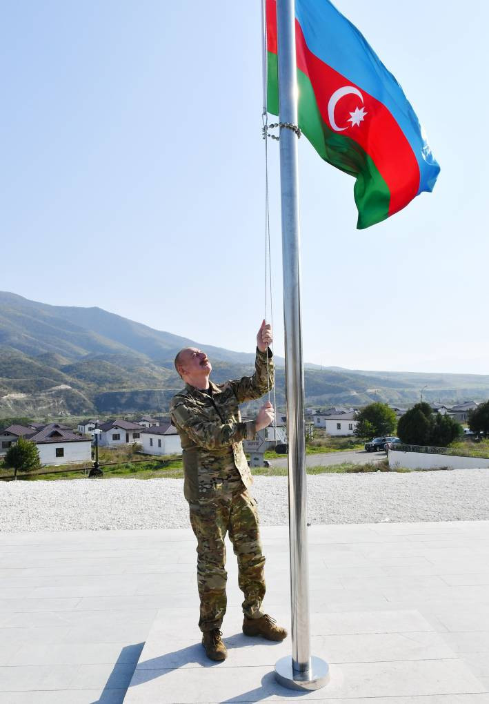 Prezident İlham Əliyev Xocalı şəhərində və Əsgəran qəsəbəsində Azərbaycan Respublikasının Dövlət Bayrağını ucaldıb - FOTO - YENİLƏNİB 