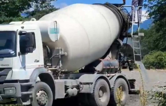 Abşeronda betonqarışdıran avtomobil dayanacağa aşıb, ölən var
