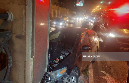 Bakıda yol qəzası zamanı sürücü xəsarət alıb - FOTO 