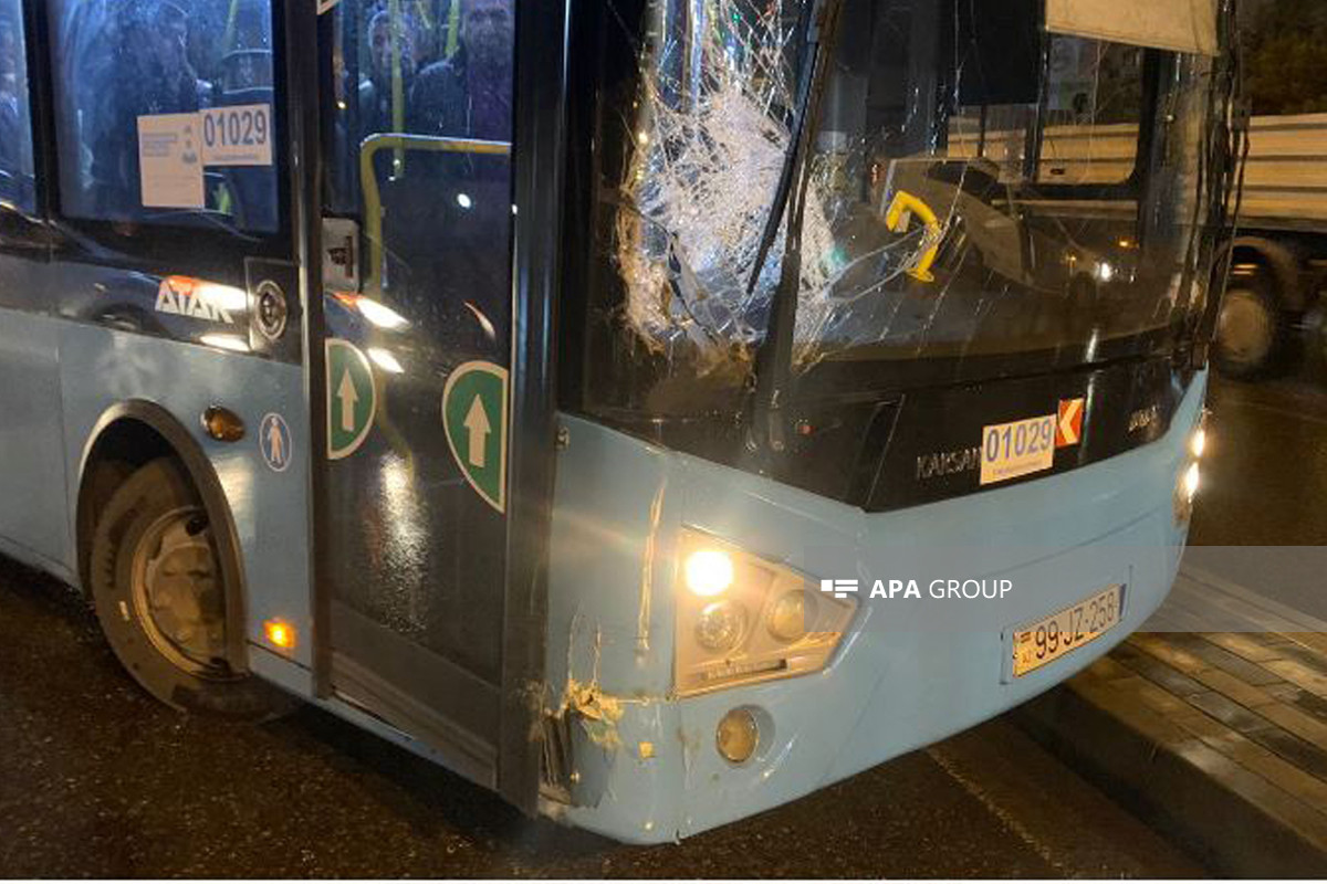Bakıda avtobus qəza törədib - FOTO 