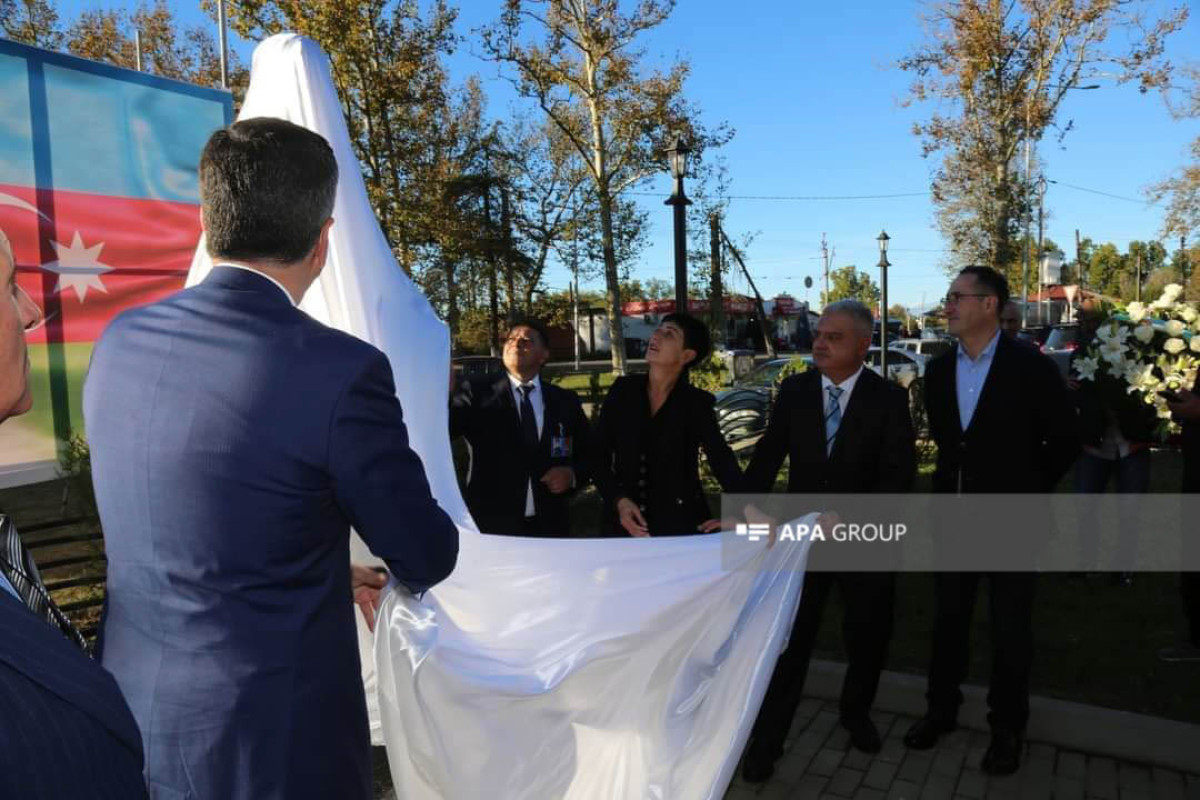 Gürcüstanda 28 nəfəri xilas edən azərbaycanlının abidəsinin təmirdən sonra açılışı olub - FOTO 