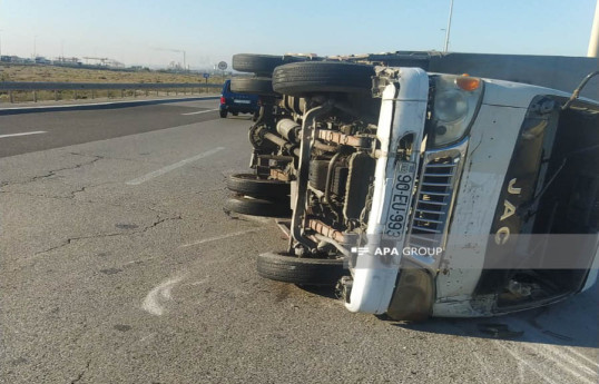 Bakı-Qazax yolunda yük avtomobili aşıb - FOTO 