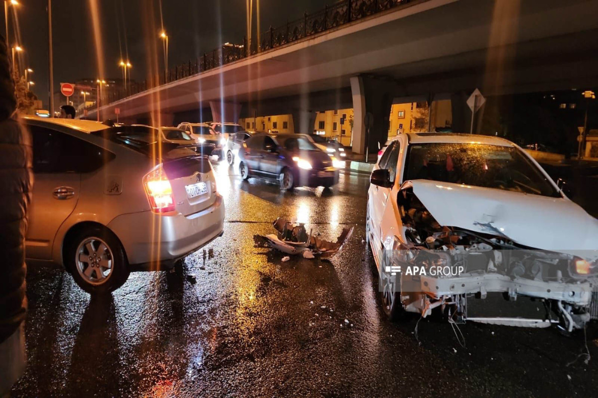 Bakıda iki avtomobil toqquşub, xəsarət alan var - FOTO 
