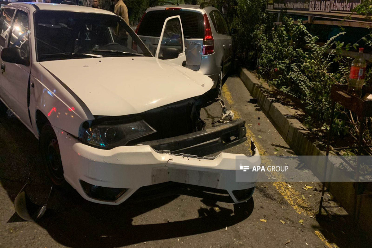 Bakıda yolayrıcında üç maşın toqquşub, xəsarət alan var - FOTO 