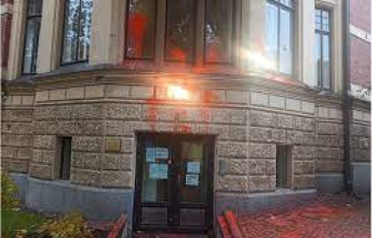 Türkiyənin Finlandiyadakı səfirliyinə hücum edilib