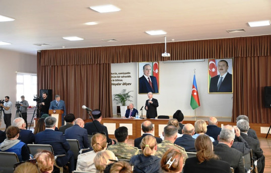 Eldar Əzizov Əmircan sakinləri ilə görüşüb