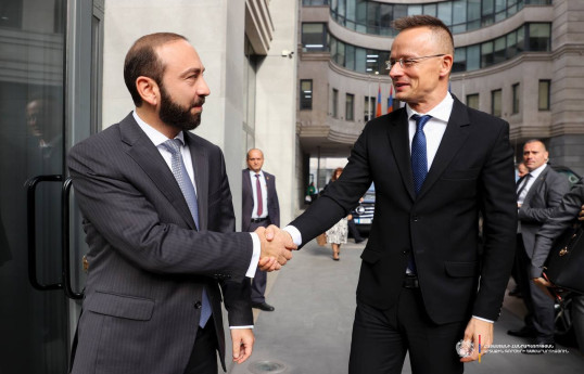 Peter Siyarto İrəvanda Mirzoyanla görüşüb