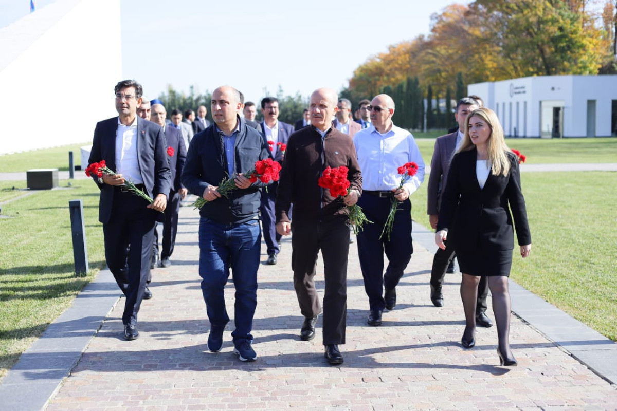 Erol Özvar Qubada Soyqırım Memorial Kompleksini ziyarət edib - FOTO 