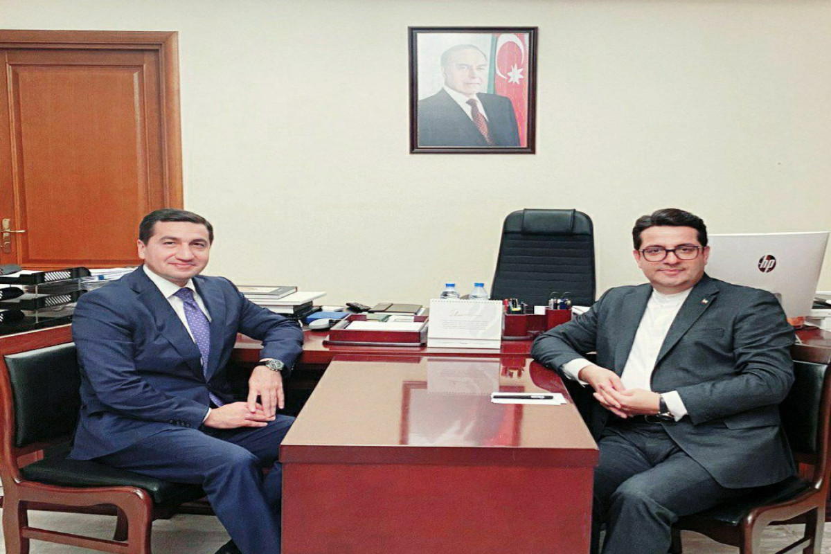 Hikmət Hacıyev İran səfiri ilə ikitərəfli münasibətləri müzakirə edib