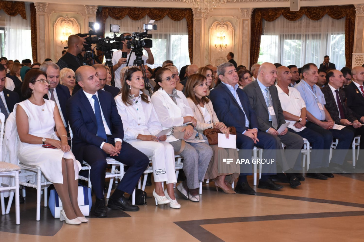Qənirə Paşayeva: Bakıda reklam dili ilə bağlı ciddi problemlər var
